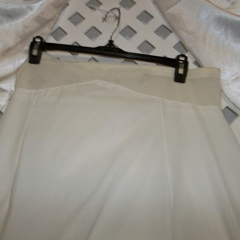 White Crinoline Size M - Picture 2 of 3